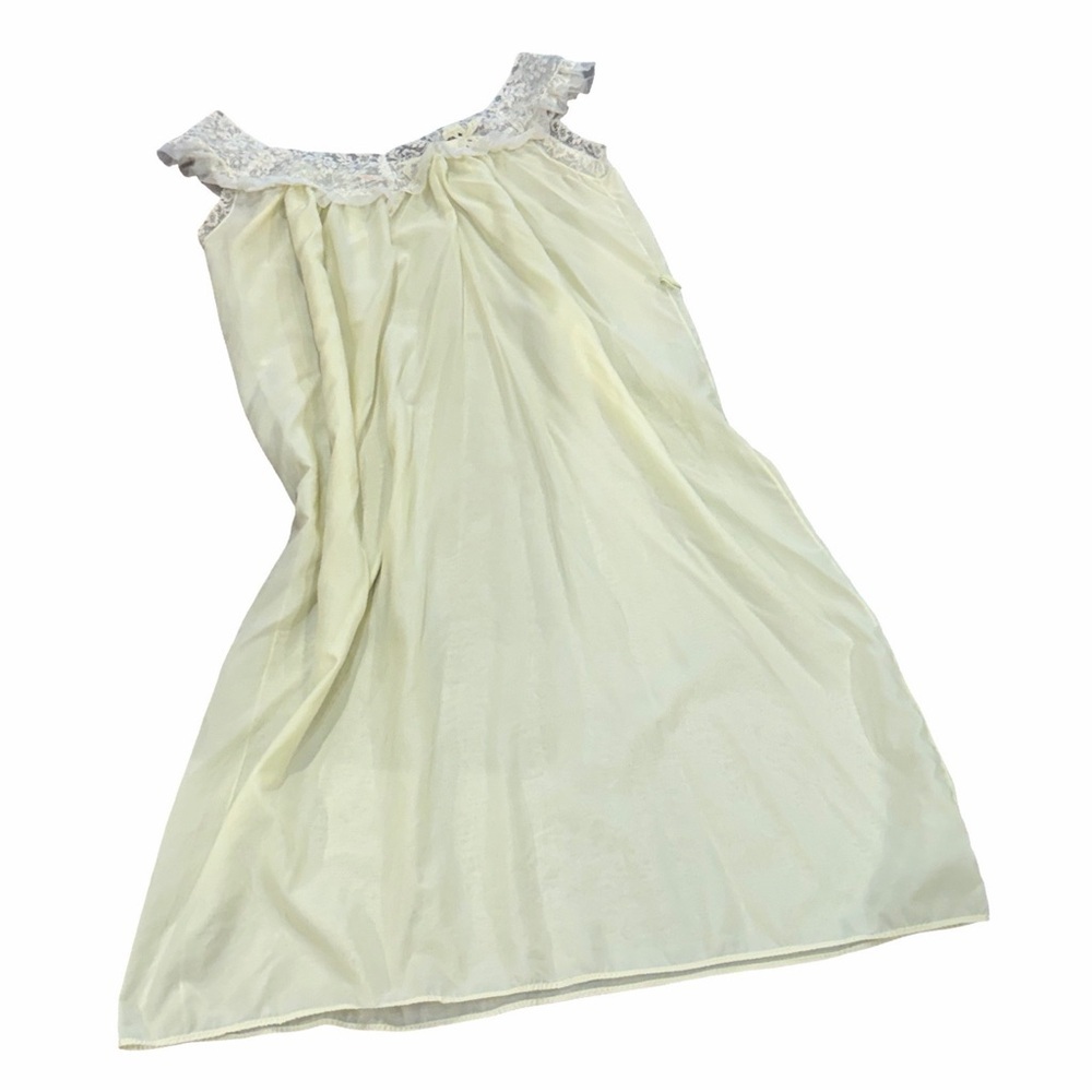 VINTAGE Nightgown w/Lace in Pale Yellow M